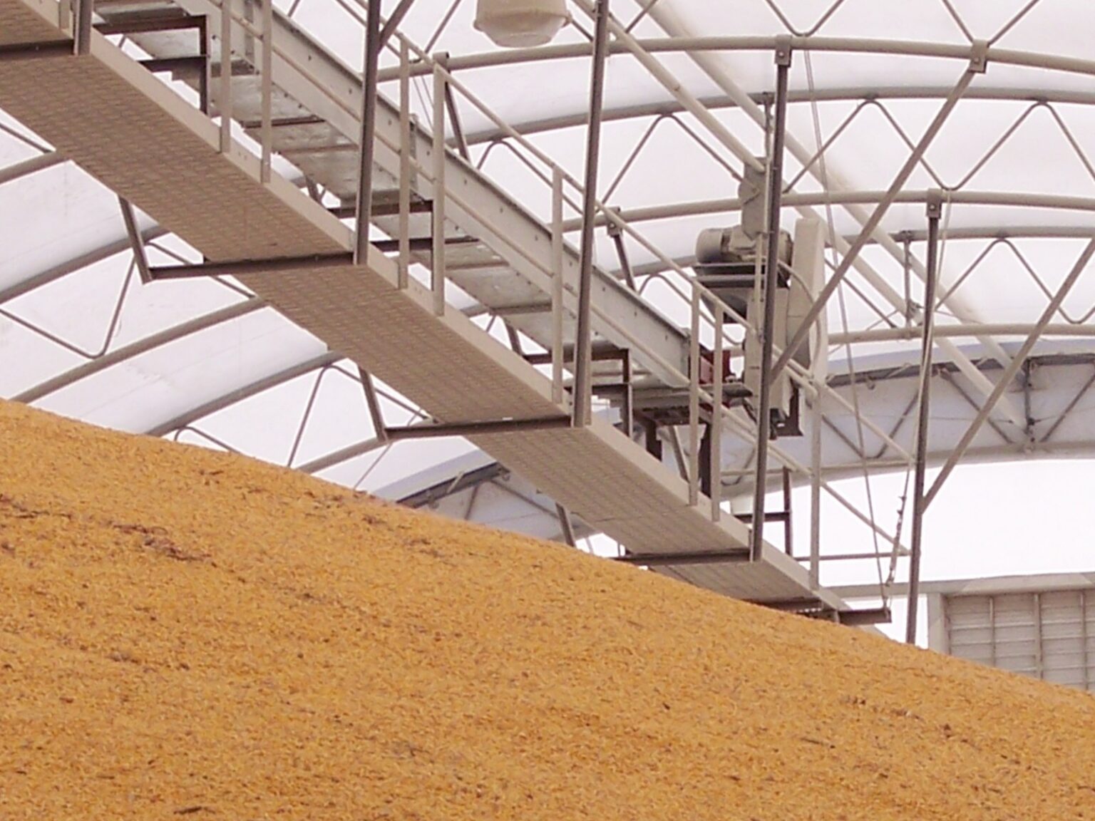 Horizontal Drag Chain Conveyors - Sudenga Industries Inc.