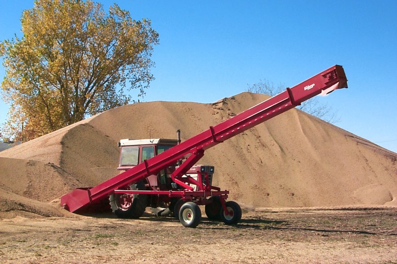 40' Super Scoop fits most tractors (90 HP and up) and loads grain at up to 11,000 bushels per hour.
