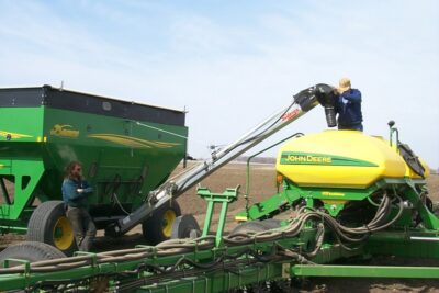 18 foot cleated belt conveyor reaches hard-to-reach central fill planters